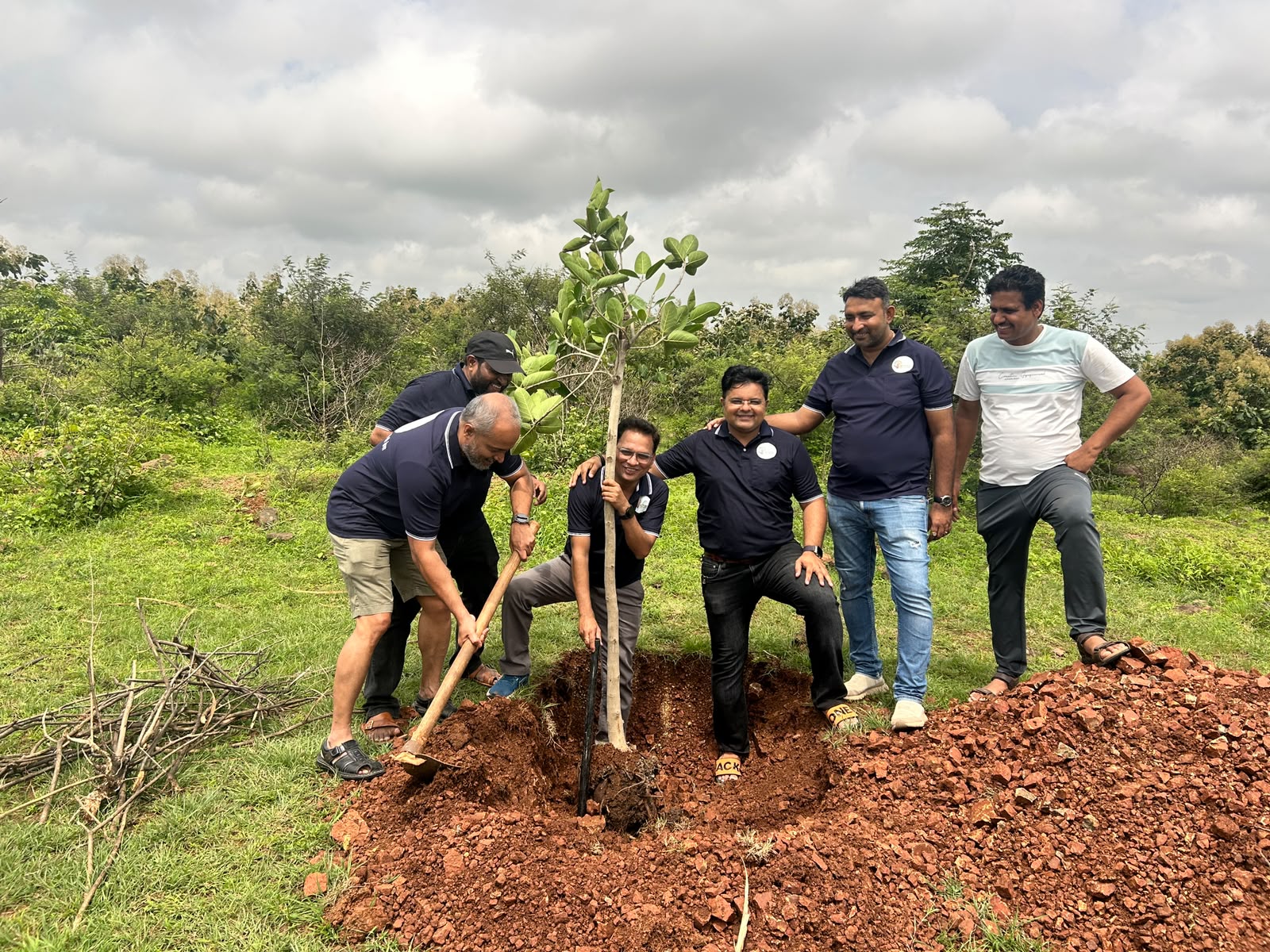 Shwas Foundation volunteers planting a sapling together at Alandi